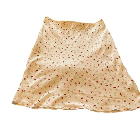 H&M Knee-length skirt -
Cream/Floral -Size Large-Elastic Waist-Skirt Only - Picture 4 of 10